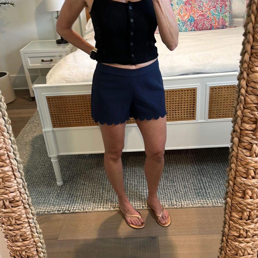 Sail to Sable scallop shorts in navy. Size 4.